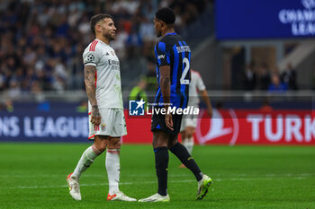 2023-10-03 - Nicolas Otamendi of SL Benfica discusses with Denzel Dumfries of FC Internazionale during the UEFA Champions League 2023/24 Group Stage - Group D football match between FC Internazionale and SL Benfica at Giuseppe Meazza Stadium, Milan, Italy on October 03, 2023 - INTER - FC INTERNAZIONALE VS SL BENFICA - UEFA CHAMPIONS LEAGUE - SOCCER