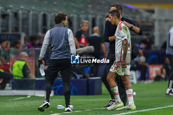 2023-10-03 - Angel Di Maria of SL Benfica injured leaves the pitch during the UEFA Champions League 2023/24 Group Stage - Group D football match between FC Internazionale and SL Benfica at Giuseppe Meazza Stadium, Milan, Italy on October 03, 2023 - INTER - FC INTERNAZIONALE VS SL BENFICA - UEFA CHAMPIONS LEAGUE - SOCCER