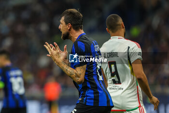2023-10-03 - Francesco Acerbi of FC Internazionale reacts during the UEFA Champions League 2023/24 Group Stage - Group D football match between FC Internazionale and SL Benfica at Giuseppe Meazza Stadium, Milan, Italy on October 03, 2023 - INTER - FC INTERNAZIONALE VS SL BENFICA - UEFA CHAMPIONS LEAGUE - SOCCER