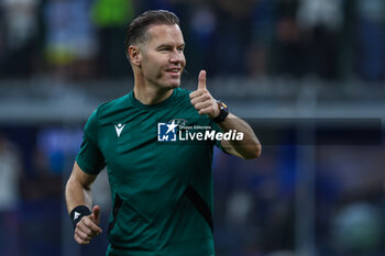 2023-10-03 - Referee Danny Makkelie gestures during the UEFA Champions League 2023/24 Group Stage - Group D football match between FC Internazionale and SL Benfica at Giuseppe Meazza Stadium, Milan, Italy on October 03, 2023 - INTER - FC INTERNAZIONALE VS SL BENFICA - UEFA CHAMPIONS LEAGUE - SOCCER