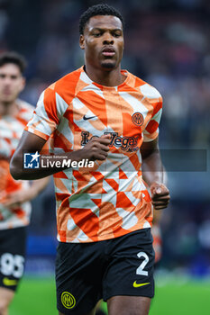 2023-10-03 - Denzel Dumfries of FC Internazionale warms up during the UEFA Champions League 2023/24 Group Stage - Group D football match between FC Internazionale and SL Benfica at Giuseppe Meazza Stadium, Milan, Italy on October 03, 2023 - INTER - FC INTERNAZIONALE VS SL BENFICA - UEFA CHAMPIONS LEAGUE - SOCCER