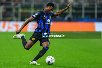 2023-10-03 - Denzel Dumfries of FC Internazionale seen in action during the UEFA Champions League 2023/24 Group Stage - Group D football match between FC Internazionale and SL Benfica at Giuseppe Meazza Stadium, Milan, Italy on October 03, 2023 - INTER - FC INTERNAZIONALE VS SL BENFICA - UEFA CHAMPIONS LEAGUE - SOCCER