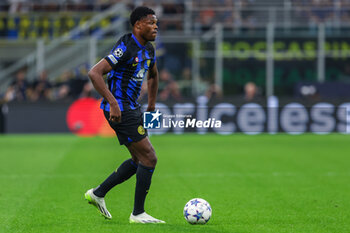 2023-10-03 - Denzel Dumfries of FC Internazionale seen in action during the UEFA Champions League 2023/24 Group Stage - Group D football match between FC Internazionale and SL Benfica at Giuseppe Meazza Stadium, Milan, Italy on October 03, 2023 - INTER - FC INTERNAZIONALE VS SL BENFICA - UEFA CHAMPIONS LEAGUE - SOCCER