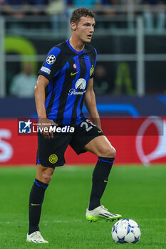 2023-10-03 - Benjamin Pavard of FC Internazionale seen in action during the UEFA Champions League 2023/24 Group Stage - Group D football match between FC Internazionale and SL Benfica at Giuseppe Meazza Stadium, Milan, Italy on October 03, 2023 - INTER - FC INTERNAZIONALE VS SL BENFICA - UEFA CHAMPIONS LEAGUE - SOCCER