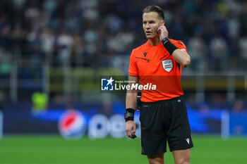 2023-10-03 - Referee Danny Makkelie seen in action during the UEFA Champions League 2023/24 Group Stage - Group D football match between FC Internazionale and SL Benfica at Giuseppe Meazza Stadium, Milan, Italy on October 03, 2023 - INTER - FC INTERNAZIONALE VS SL BENFICA - UEFA CHAMPIONS LEAGUE - SOCCER