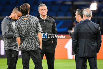2023-09-19 - Luis ENRIQUE of PSG with members of the staff during the UEFA Champions League, Group F football match between Paris Saint Germain and Borussia Dortmund on September 19, 2023 at Parc des Princes stadium in Paris, France - FOOTBALL - UEFA CHAMPIONS LEAGUE - PARIS SG V BORUSSIA DORTMUND - UEFA CHAMPIONS LEAGUE - SOCCER