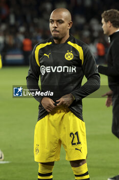 2023-09-19 - Donyell Malen of Dortmund salutes the fans following the UEFA Champions League, Group F football match between Paris Saint-Germain (PSG) and Borussia Dortmund on September 19, 2023 at Parc des Princes stadium in Paris, France - FOOTBALL - UEFA CHAMPIONS LEAGUE - PARIS SG V BORUSSIA DORTMUND - - UEFA CHAMPIONS LEAGUE - SOCCER