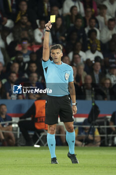 2023-09-19 - Referee Jesus Gil Manzano of Spain gives a yellow card during the UEFA Champions League, Group F football match between Paris Saint-Germain (PSG) and Borussia Dortmund on September 19, 2023 at Parc des Princes stadium in Paris, France - FOOTBALL - UEFA CHAMPIONS LEAGUE - PARIS SG V BORUSSIA DORTMUND - - UEFA CHAMPIONS LEAGUE - SOCCER