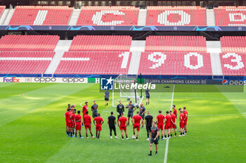 2023-10-03 - Feyenoord coach Arne Slot talks to his team players during the training session the day before the football match of Champions League against Atletico Madrid on October 03, 2023 at Civitas Metropolitano stadium in Madrid, Spain - TRAINING SESSION AND PRESS CONFERENCE OF FEYENOORD - UEFA CHAMPIONS LEAGUE - SOCCER