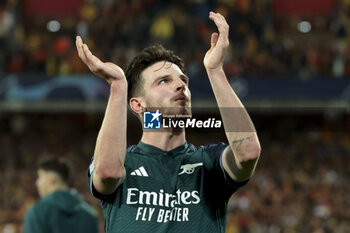 2023-10-03 - Declan Rice of Arsenal salutes the supporters following the UEFA Champions League, Group B football match between RC Lens and Arsenal FC on October 3, 2023 at Bollaert-Delelis stadium in Lens, France - FOOTBALL - CHAMPIONS LEAGUE - LENS V ARSENAL - UEFA CHAMPIONS LEAGUE - SOCCER