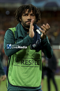 2023-10-03 - Mohamed Elneny of Arsenal salutes the supporters following the UEFA Champions League, Group B football match between RC Lens and Arsenal FC on October 3, 2023 at Bollaert-Delelis stadium in Lens, France - FOOTBALL - CHAMPIONS LEAGUE - LENS V ARSENAL - UEFA CHAMPIONS LEAGUE - SOCCER
