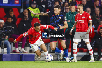 2023-10-03 - Sergino Dest of PSV battles for possession with Lucas Ocampos of Sevilla FC during the UEFA Champions League, Group B football match between PSV Eindhoven and Sevilla FC on October 3, 2023 at the Phillips Stadion in Eindhoven, Netherlands - FOOTBALL - CHAMPIONS LEAGUE - PSV EINDHOVEN V SEVILLA - UEFA CHAMPIONS LEAGUE - SOCCER
