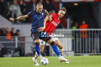 2023-10-03 - Nemanja Gudelj of Sevilla FC battles for possession with Luuk de Jong of PSV during the UEFA Champions League, Group B football match between PSV Eindhoven and Sevilla FC on October 3, 2023 at the Phillips Stadion in Eindhoven, Netherlands - FOOTBALL - CHAMPIONS LEAGUE - PSV EINDHOVEN V SEVILLA - UEFA CHAMPIONS LEAGUE - SOCCER