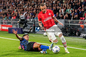 2023-10-03 - Noa Lang of PSV is challenged by Jesus Navas of Sevilla FC during the UEFA Champions League, Group B football match between PSV Eindhoven and Sevilla FC on October 3, 2023 at the Phillips Stadion in Eindhoven, Netherlands - FOOTBALL - CHAMPIONS LEAGUE - PSV EINDHOVEN V SEVILLA - UEFA CHAMPIONS LEAGUE - SOCCER