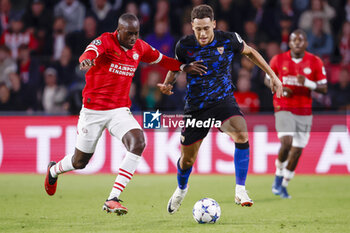 2023-10-03 - Jordan Teze of PSV battles for possession with Lucas Ocampos of Sevilla FC during the UEFA Champions League, Group B football match between PSV Eindhoven and Sevilla FC on October 3, 2023 at the Phillips Stadion in Eindhoven, Netherlands - FOOTBALL - CHAMPIONS LEAGUE - PSV EINDHOVEN V SEVILLA - UEFA CHAMPIONS LEAGUE - SOCCER