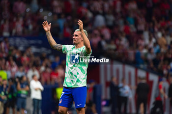 2023-10-04 - Antoine Griezmann (Atletico Madrid) greets the fans at the end of the football match of Uefa Champions League between Atletico Madrid vs Feyenoord played at Civitas Metropolitano stadium on October 04, 2023 in Madrid, Spain - ATLETICO MADRID VS FEYENOORD - UEFA CHAMPIONS LEAGUE - SOCCER