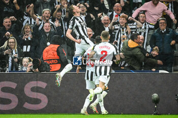 2023-10-04 - Sean LONGSTAFF of Newcastle celebrate his goal with teammates during the UEFA Champions League, Group F football match between Newcastle United FC and Paris Saint-Germain on October 4, 2023 at St James's Park in Newcastle upon Tyne, England - FOOTBALL - CHAMPIONS LEAGUE - NEWCASTLE V PARIS SG - UEFA CHAMPIONS LEAGUE - SOCCER