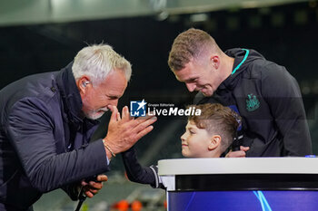 2023-10-04 - Newcastle United defender Kieran Trippier (2) and son high five with David Ginola after the UEFA Champions League, Group F football match between Newcastle United and Paris Saint-Germain on October 4, 2023 at St James' Park in Newcastle, England - FOOTBALL - CHAMPIONS LEAGUE - NEWCASTLE V PARIS SG - UEFA CHAMPIONS LEAGUE - SOCCER
