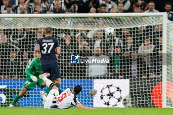 2023-10-04 - Newcastle United defender Fabian Schar (5) scores a goal 4-1 during the UEFA Champions League, Group F football match between Newcastle United and Paris Saint-Germain on October 4, 2023 at St James' Park in Newcastle, England - FOOTBALL - CHAMPIONS LEAGUE - NEWCASTLE V PARIS SG - UEFA CHAMPIONS LEAGUE - SOCCER