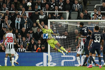 2023-10-04 - Newcastle United goalkeeper Nick Pope (22) makes a save during the UEFA Champions League, Group F football match between Newcastle United and Paris Saint-Germain on October 4, 2023 at St James' Park in Newcastle, England - FOOTBALL - CHAMPIONS LEAGUE - NEWCASTLE V PARIS SG - UEFA CHAMPIONS LEAGUE - SOCCER