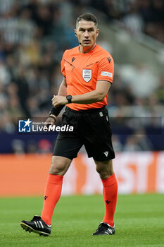 2023-10-04 - Referee Istvan Kovacs (Romania) during the UEFA Champions League, Group F football match between Newcastle United and Paris Saint-Germain on October 4, 2023 at St James' Park in Newcastle, England - FOOTBALL - CHAMPIONS LEAGUE - NEWCASTLE V PARIS SG - UEFA CHAMPIONS LEAGUE - SOCCER