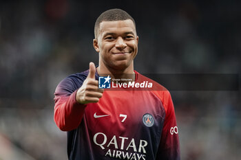 2023-10-04 - Paris Saint-Germain forward Kylian Mbappe warms up during the UEFA Champions League, Group F football match between Newcastle United and Paris Saint-Germain on October 4, 2023 at St James' Park in Newcastle, England - FOOTBALL - CHAMPIONS LEAGUE - NEWCASTLE V PARIS SG - UEFA CHAMPIONS LEAGUE - SOCCER