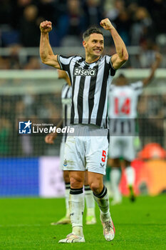 2023-10-04 - Fabian Schar of Newcastle celebrates at full time during the UEFA Champions League, Group F football match between Newcastle United and Paris Saint-Germain on October 4, 2023 at St James' Park in Newcastle, England - FOOTBALL - CHAMPIONS LEAGUE - NEWCASTLE V PARIS SG - UEFA CHAMPIONS LEAGUE - SOCCER