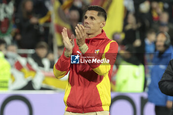 2023-10-24 - Florian Sotoca of Lens salutes the supporters following the UEFA Champions League, Group B football match between RC Lens (RCL) and PSV Eindhoven on October 24, 2023 at Stade Bollaert-Delelis in Lens, France - FOOTBALL - CHAMPIONS LEAGUE - LENS V PSV - UEFA CHAMPIONS LEAGUE - SOCCER