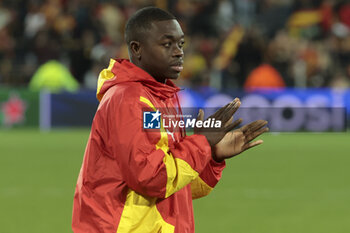 2023-10-24 - Nampalys Mendy of Lens salutes the supporters following the UEFA Champions League, Group B football match between RC Lens (RCL) and PSV Eindhoven on October 24, 2023 at Stade Bollaert-Delelis in Lens, France - FOOTBALL - CHAMPIONS LEAGUE - LENS V PSV - UEFA CHAMPIONS LEAGUE - SOCCER