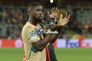 2023-10-24 - Kevin Danso of Lens salutes the supporters following the UEFA Champions League, Group B football match between RC Lens (RCL) and PSV Eindhoven on October 24, 2023 at Stade Bollaert-Delelis in Lens, France - FOOTBALL - CHAMPIONS LEAGUE - LENS V PSV - UEFA CHAMPIONS LEAGUE - SOCCER