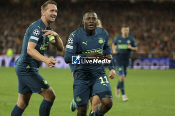 2023-10-24 - Johan Bakayoko of PSV Eindhoven celebrates his goal with Luuk De Jong (left) during the UEFA Champions League, Group B football match between RC Lens (RCL) and PSV Eindhoven on October 24, 2023 at Stade Bollaert-Delelis in Lens, France - FOOTBALL - CHAMPIONS LEAGUE - LENS V PSV - UEFA CHAMPIONS LEAGUE - SOCCER