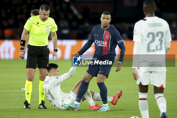 2023-10-25 - Kylian Mbappe of PSG, left Tijjani Reijnders of AC Milan during the UEFA Champions League, Group F football match between Paris Saint-Germain and AC Milan on October 25, 2023 at Parc des Princes stadium in Paris, France - FOOTBALL - CHAMPIONS LEAGUE - PARIS SG V MILAN - UEFA CHAMPIONS LEAGUE - SOCCER