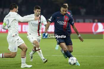2023-10-25 - Kylian Mbappe of PSG, left Christian Pulisic of AC Milan during the UEFA Champions League, Group F football match between Paris Saint-Germain and AC Milan on October 25, 2023 at Parc des Princes stadium in Paris, France - FOOTBALL - CHAMPIONS LEAGUE - PARIS SG V MILAN - UEFA CHAMPIONS LEAGUE - SOCCER