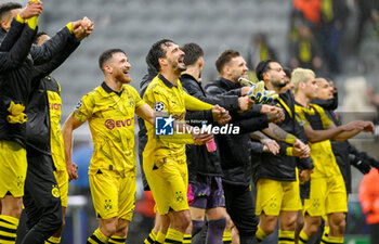 2023-10-25 - Dortmund players celebrate after the final whistle of the UEFA Champions League, Group F football match between Newcastle United and Borussia Dortmund on 25 October 2023 at St. James' Park in Newcastle, England - FOOTBALL - CHAMPIONS LEAGUE - NEWCASTLE V DORTMUND - UEFA CHAMPIONS LEAGUE - SOCCER