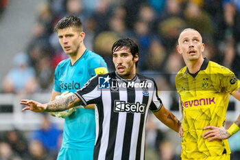 2023-10-25 - Sandro Tonali of Newcastle (centre) during the UEFA Champions League, Group F football match between Newcastle United and Borussia Dortmund on 25 October 2023 at St. James' Park in Newcastle, England - FOOTBALL - CHAMPIONS LEAGUE - NEWCASTLE V DORTMUND - UEFA CHAMPIONS LEAGUE - SOCCER