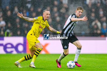 2023-10-25 - Anthony Gordon of Newcastle and Marius Wolf of Borussia Dortmund during the UEFA Champions League, Group F football match between Newcastle United and Borussia Dortmund on 25 October 2023 at St. James' Park in Newcastle, England - FOOTBALL - CHAMPIONS LEAGUE - NEWCASTLE V DORTMUND - UEFA CHAMPIONS LEAGUE - SOCCER