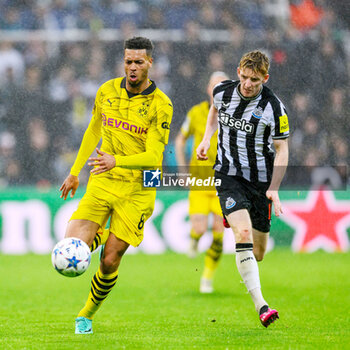 2023-10-25 - Felix Nmecha of Borussia Dortmund and Anthony Gordon of Newcastle during the UEFA Champions League, Group F football match between Newcastle United and Borussia Dortmund on 25 October 2023 at St. James' Park in Newcastle, England - FOOTBALL - CHAMPIONS LEAGUE - NEWCASTLE V DORTMUND - UEFA CHAMPIONS LEAGUE - SOCCER