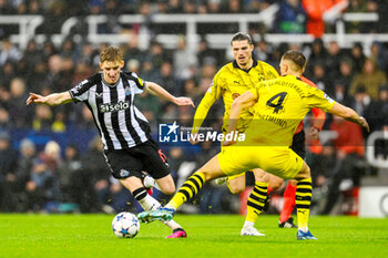 2023-10-25 - Nico Schlotterbeck of Borussia Dortmund tackles Anthony Gordon of Newcastle during the UEFA Champions League, Group F football match between Newcastle United and Borussia Dortmund on 25 October 2023 at St. James' Park in Newcastle, England - FOOTBALL - CHAMPIONS LEAGUE - NEWCASTLE V DORTMUND - UEFA CHAMPIONS LEAGUE - SOCCER