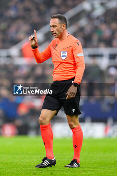 2023-10-25 - Referee Artur Dias during the UEFA Champions League, Group F football match between Newcastle United and Borussia Dortmund on 25 October 2023 at St. James' Park in Newcastle, England - FOOTBALL - CHAMPIONS LEAGUE - NEWCASTLE V DORTMUND - UEFA CHAMPIONS LEAGUE - SOCCER