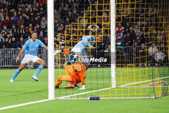 2023-10-26 - Manuel Akanji (25) of Manchester City scores a goal 0-1 during the UEFA Champions League, Group G football match between BSC Young Boys and Manchester City on 25 October 2023 at Stade de Suisse in Bern, Switzerland - FOOTBALL - CHAMPIONS LEAGUE - YOUNG BOYS V MANCHESTER CITY - UEFA CHAMPIONS LEAGUE - SOCCER
