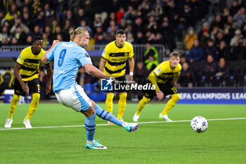 2023-10-26 - Erling Haaland (9) of Manchester City scores from the penalty spot 1-2 during the UEFA Champions League, Group G football match between BSC Young Boys and Manchester City on 25 October 2023 at Stade de Suisse in Bern, Switzerland - FOOTBALL - CHAMPIONS LEAGUE - YOUNG BOYS V MANCHESTER CITY - UEFA CHAMPIONS LEAGUE - SOCCER