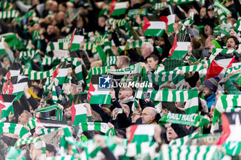 2023-10-25 - Celtic fans show the Palestinian flag ahead of the UEFA Champions League, Group E football match between Celtic and Atletico Madrid on 25 October 2023 at Celtic Park in Glasgow, Scotland - FOOTBALL - CHAMPIONS LEAGUE - CELTIC V ATLETICO MADRID - UEFA CHAMPIONS LEAGUE - SOCCER
