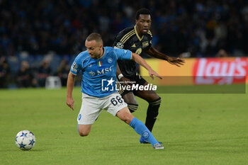 2023-11-08 - Stanislav Lobotka of SSC Napoli competes for the ball with Sheraldo Becker of FC Union Berlino during the Uefa Champions League between SSC Napoli vs FC Union Berlin at Diego Armando Maradona Stadium - SSC NAPOLI VS FC UNION BERLIN - UEFA CHAMPIONS LEAGUE - SOCCER
