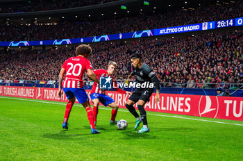 2023-11-07 - Luis Palma (Celtic) in action with the ball against Axel Witsel (Atletico Madrid) and Pablo Barrios (Atletico Madrid) during the football match of Uefa Champions League between Atletico Madrid vs Celtic played at Civitas Metropolitano stadium on November 07, 2023 in Madrid, Spain - ATLETICO MADRID VS CELTIC - UEFA CHAMPIONS LEAGUE - SOCCER