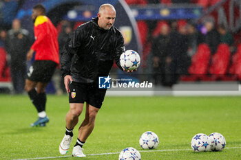 2023-11-08 - Warming up of keeper coach Herve Sekli of RC Lens during the UEFA Champions League, Group B football match between PSV and RC Lens on November 8, 2023 at Philips Stadion in Eindhoven, Netherlands - FOOTBALL - CHAMPIONS LEAGUE - PSV V LENS - UEFA CHAMPIONS LEAGUE - SOCCER