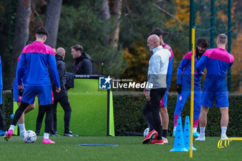 2023-11-27 - Stefano Pioli Head Coach of AC Milan talks to his players during the AC Milan training session at Milanello Sports Center ahead of their UEFA Champions League 2023/24 Group Stage F match against Borussia Dortmund at Centro Sportivo Milanello, Carnago, Italy on November 27, 2023 - AC MILAN TRAINING - UEFA CHAMPIONS LEAGUE - SOCCER