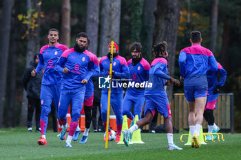 2023-11-27 - Ruben Loftus-Cheek of AC Milan  warms up with his teammates during the AC Milan training session at Milanello Sports Center ahead of their UEFA Champions League 2023/24 Group Stage F match against Borussia Dortmund at Centro Sportivo Milanello, Carnago, Italy on November 27, 2023 - AC MILAN TRAINING - UEFA CHAMPIONS LEAGUE - SOCCER