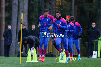 2023-11-27 - Ruben Loftus-Cheek of AC Milan (C)  warms up with his teammates during the AC Milan training session at Milanello Sports Center ahead of their UEFA Champions League 2023/24 Group Stage F match against Borussia Dortmund at Centro Sportivo Milanello, Carnago, Italy on November 27, 2023 - AC MILAN TRAINING - UEFA CHAMPIONS LEAGUE - SOCCER