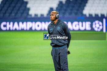 2023-11-28 - Victor Osimhen of Napoli seen during field recognition a day before the Champions League football match between Real Madrid and Napoli at Bernabeu Stadium in Madrid, Spain. - CHAMPIONS LEAGUE: NAPOLI PRESS CONFERENCE IN MADRID - UEFA CHAMPIONS LEAGUE - SOCCER