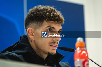 2023-11-28 - Giovanni Di Lorenzo, captain of Napoli, seen speaking during the press conference of the Champions League football match between Real Madrid and Napoli at Bernabeu Stadium in Madrid, Spain. - CHAMPIONS LEAGUE: NAPOLI PRESS CONFERENCE IN MADRID - UEFA CHAMPIONS LEAGUE - SOCCER